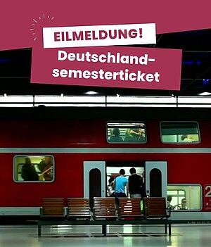 "Ein Zug mit der Aufschrift 'Deutschland-Semesterticket' hält an einem Bahnhof. Im Vordergrund sind leere Bänke zu sehen. Ein Schild mit der Aufschrift 'EILMELDUNG! Deutschland-Semesterticket' ist prominent platziert. Die Szene wirkt wie ein Bahnhof mit einer wichtigen Ankündigung zum Semesterticket."