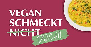 "Ein Teller mit veganem Essen, das bunt und appetitlich aussieht. Der Text lautet: 'Vegan schmeckt nicht, DOCH!' und betont, dass veganes Essen lecker sein kann."