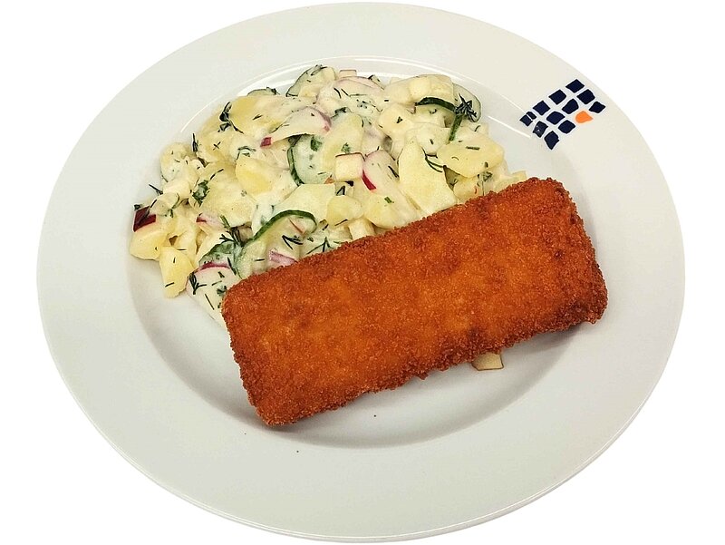 Ein Teller mit einer goldbraun gebackenen Fischstange und einer Beilage aus Kartoffelsalat mit Gurken und Rote Bete. Die Fischstange ist knusprig und liegt neben dem bunten Salat.