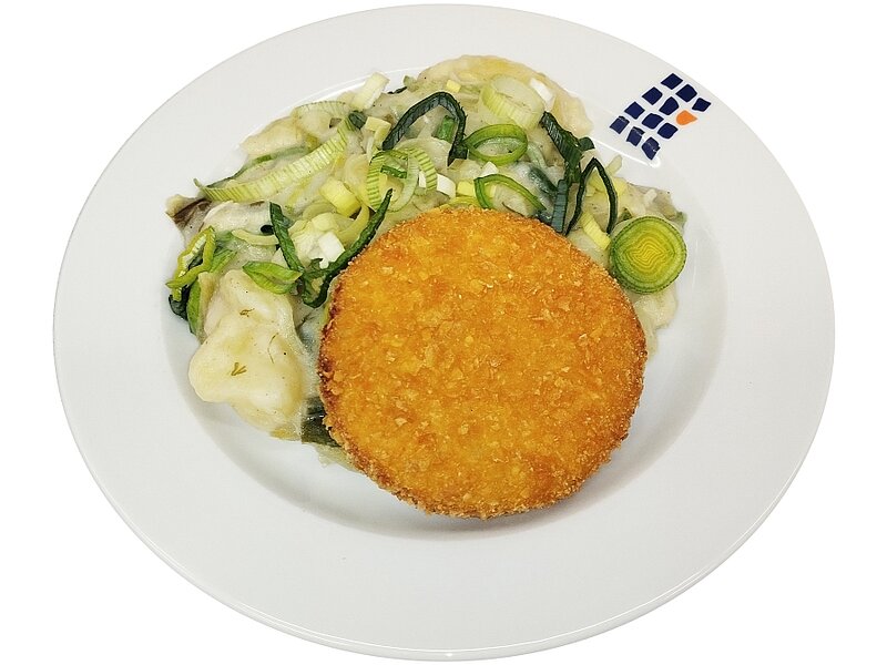 Ein Teller mit einer goldbraunen panierten Scheibe, begleitet von gebratenen Zucchini und Kartoffelscheiben. Die Speise sieht knusprig und appetitlich aus.