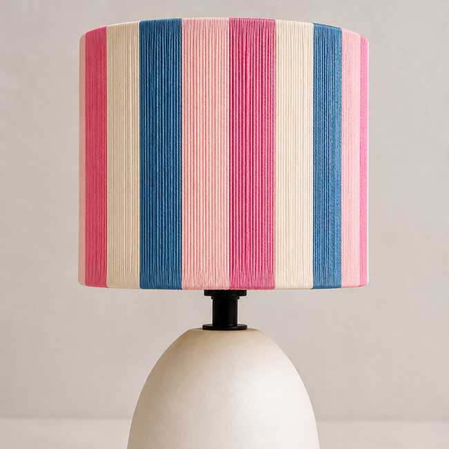 Lampe, Foto: Anna Möbius, bunt&BÄM Stehlampen mit weißer, ovaler Basis und abnehmbarem Schirm in senkrechten Streifenmustern aus Wolle in den Farben Rosa, Hellblau und Beige.