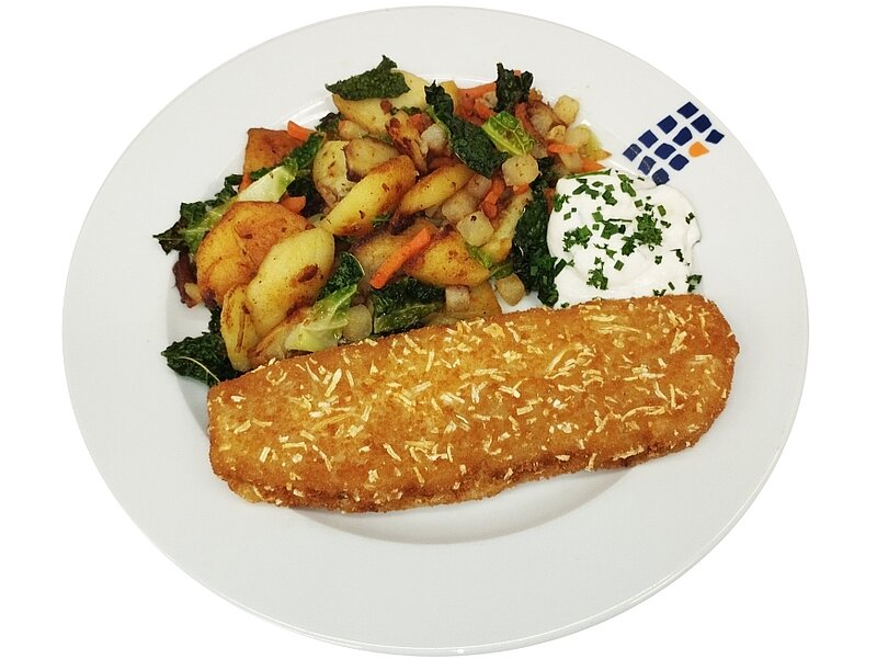 Ein Teller mit paniertem Fischfilet, Kartoffelgemüse mit Brokkoli und Spinat sowie einer Portion Sauce mit Kräutern.