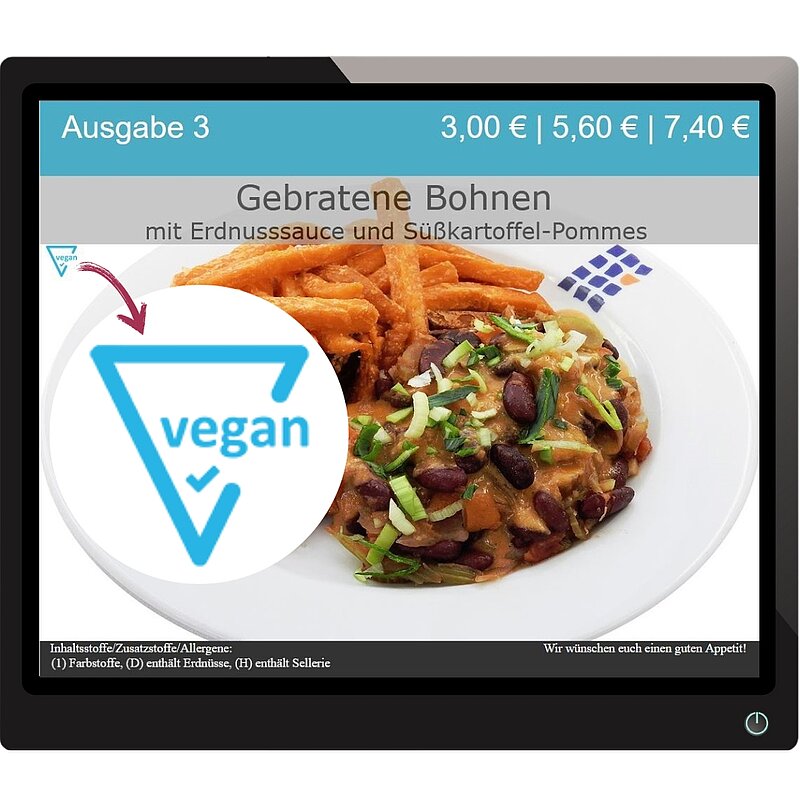 "Ein veganes Gericht mit gebratenen Bohnen in Erdnusssoße und Süßkartoffel-Pommes. Das Gericht ist auf einem weißen Teller angerichtet und mit frischen Kräutern garniert. Der Preis beträgt 3,00 €, 5,60 € oder 7,40 €, je nach Ausgabe."