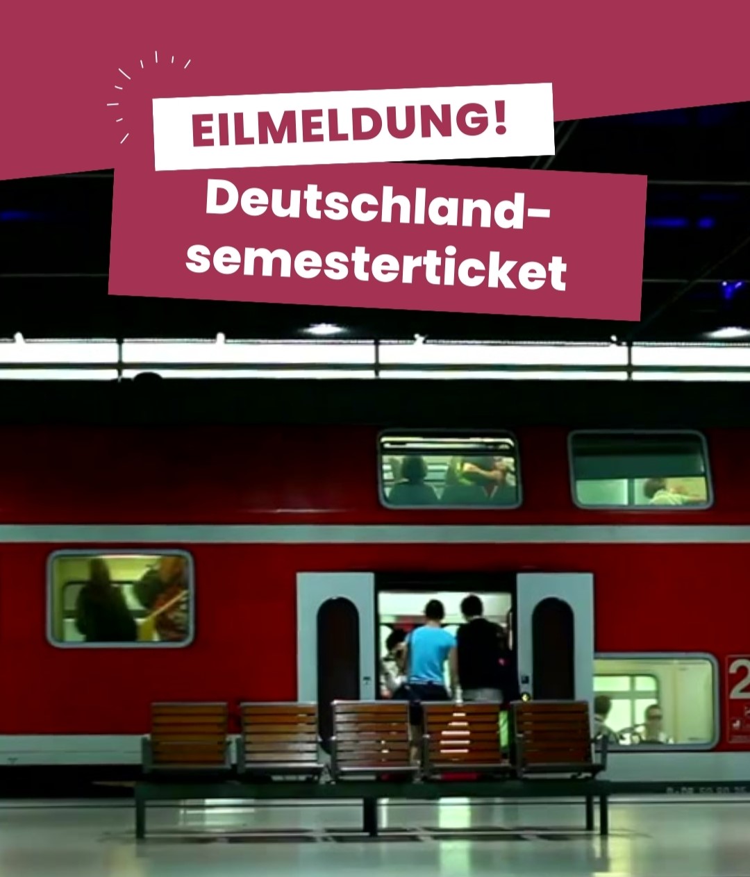"Ein Zug mit der Aufschrift 'Deutschland-Semesterticket' hält an einem Bahnhof. Im Vordergrund sind leere Bänke zu sehen. Ein Schild mit der Aufschrift 'EILMELDUNG! Deutschland-Semesterticket' ist prominent platziert. Die Szene wirkt wie ein Bahnhof mit einer wichtigen Ankündigung zum Semesterticket."