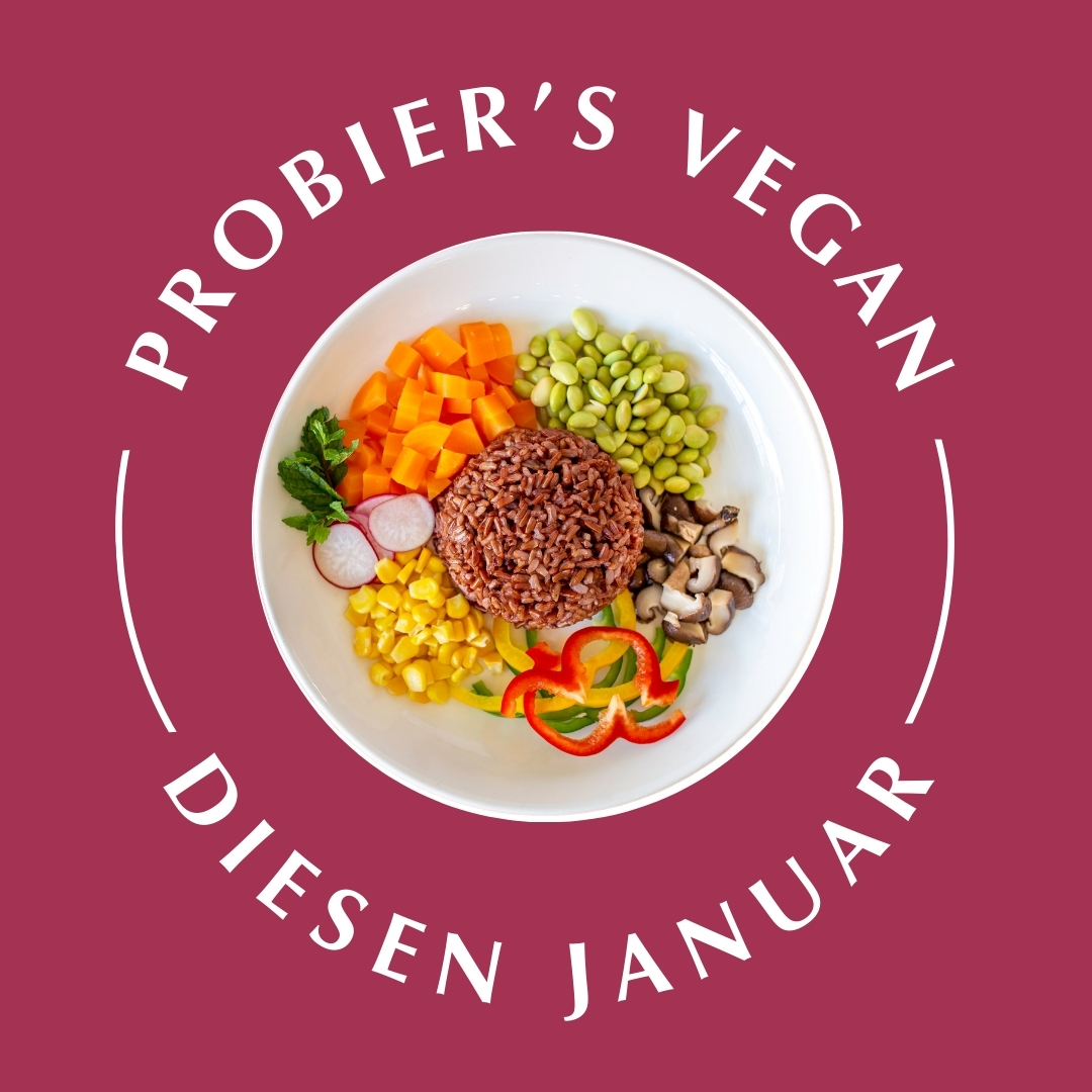 Ein Teller mit veganem Essen, bestehend aus Quinoa, Mais, Kichererbsen, Paprika, Pilzen, Radieschen und Kürbis. Der Text "Probier's vegan diesen Januar" ist um das Bild herumgeschrieben.