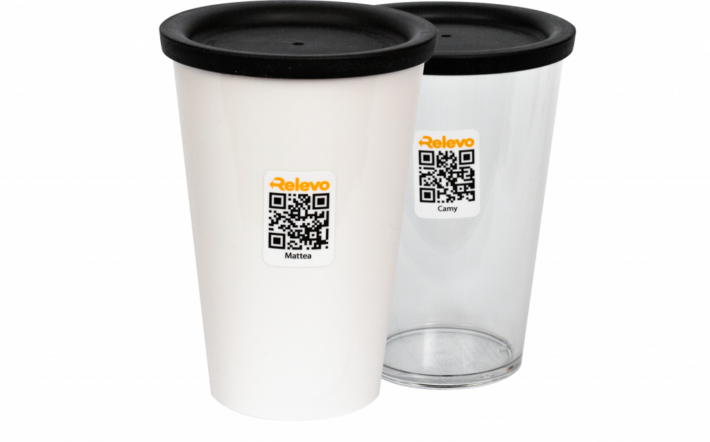 Zwei weiße Becher mit schwarzen Deckeln. Auf jedem Becher befindet sich ein Aufkleber mit einem QR-Code und dem Wort "believo". Ein Aufkleber enthält zusätzlich den Namen "Canny". Die Becher sind durchsichtig und haben eine glatte Oberfläche.